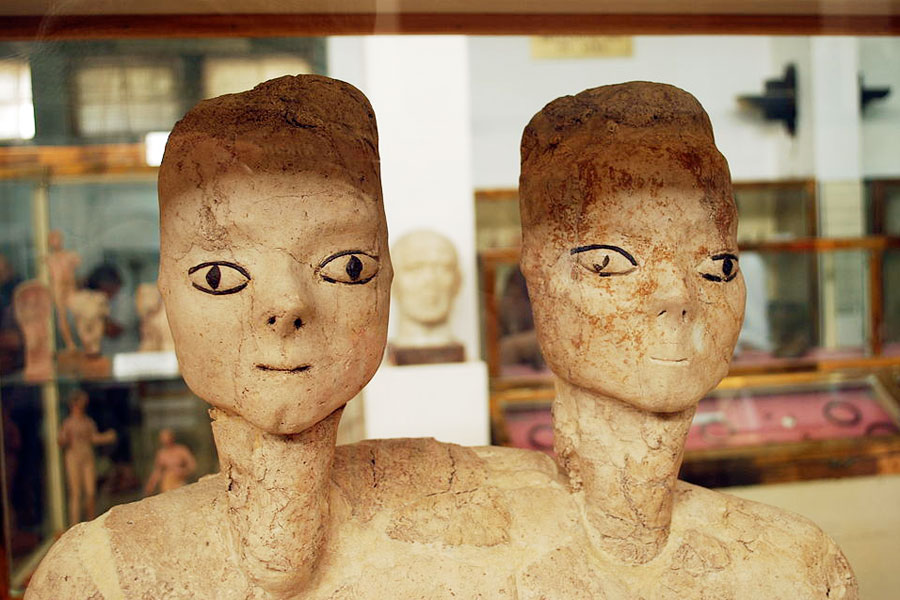 9000 vuotta vanhat patsaat ovat oikein sympaattisen näköiset. Kuva. Jean Hausen, Wikimedia Commons