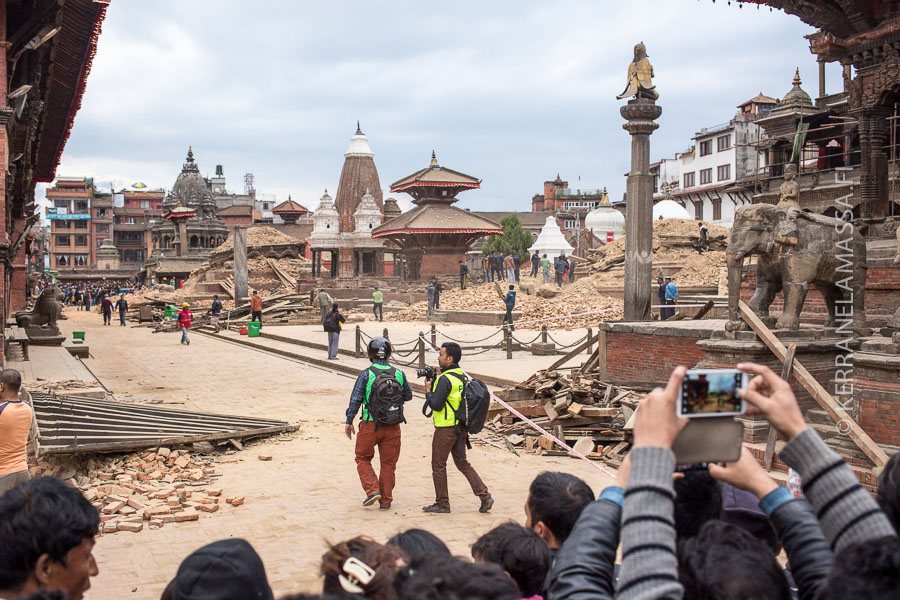 Päivitys: Sama aukio toisesta kulmasta kuvattuna huhtikuun 2015 maanjäristyksen jälkeen. Kathmandun historialliset aukiot kärsivät pahasti maanjäristyksessä, ja temppelien uudelleen rakentaminen vie aikaa.