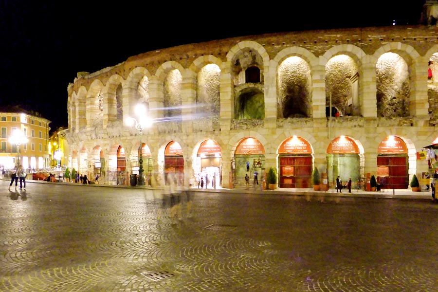 Veronan areena ulkoapäin. Kuva: ReflectedSerendipity, Flickr CC