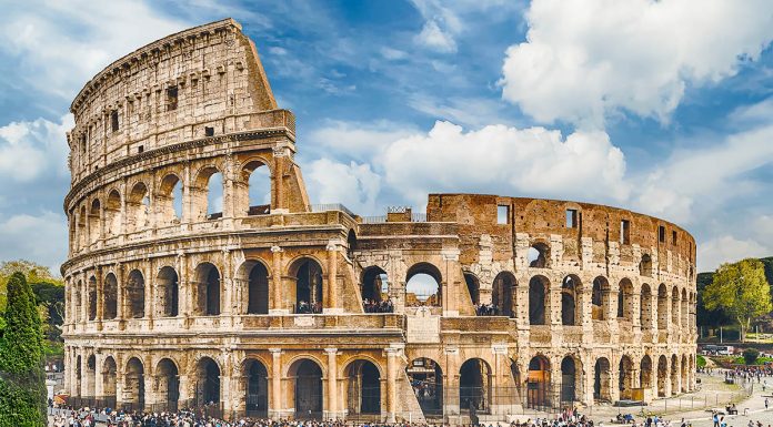 Colosseum kiehtoo verisellä historiallaan Colosseum