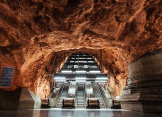 Saako korona-aikana matkustaa? Tukholma metro