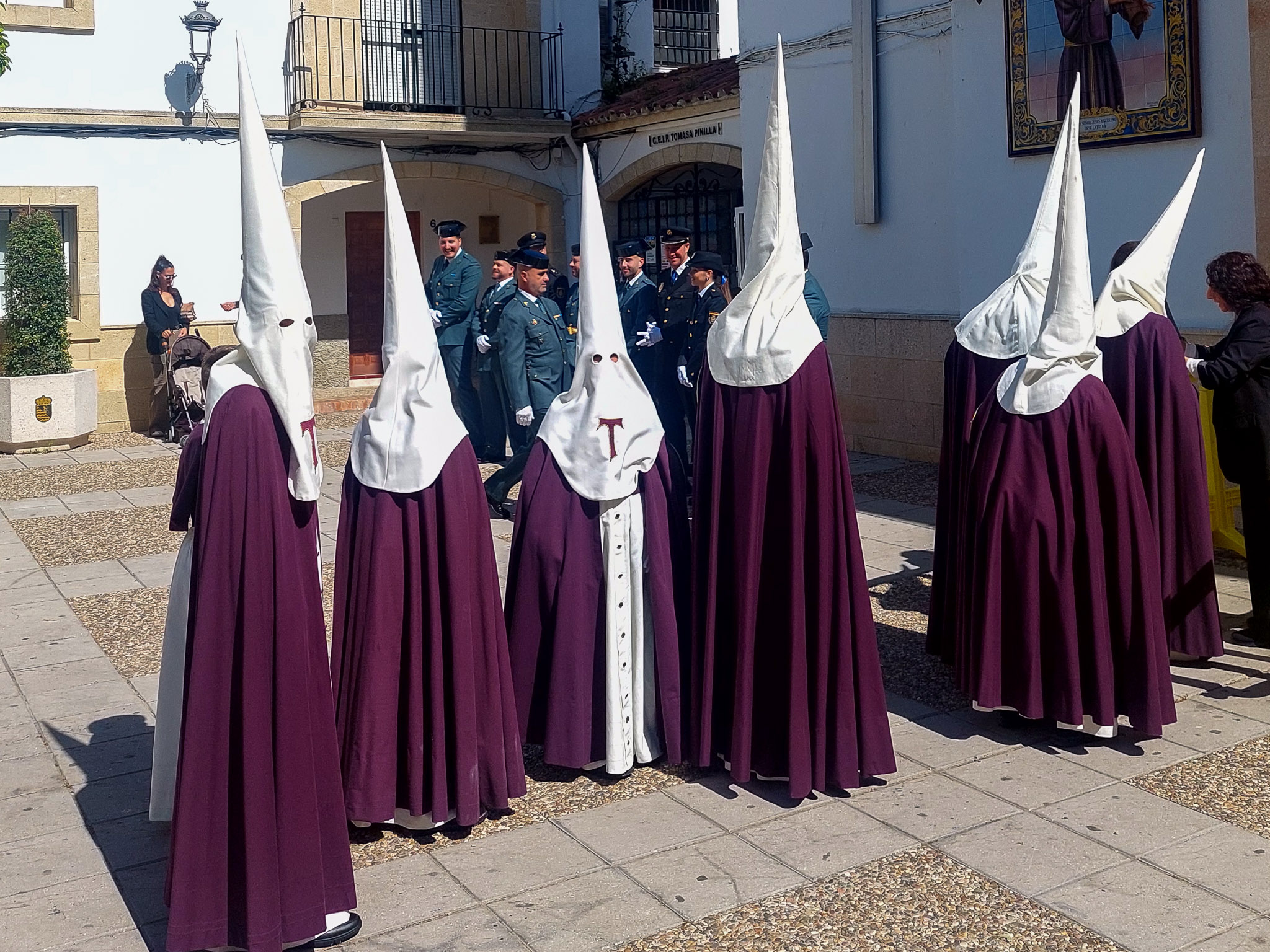 Capirote-huppuihin pukeutuneita nazarenoja Jerezin karnevaaleilla.